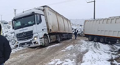 Bursa'da kar yağışı sonrası tırlar yolda kaldı