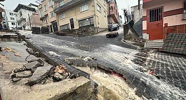 Bursa'da şiddetli yağış sonrası yollar dereye döndü, evleri su bastı