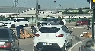Bursa'da sürücüler yere dökülen malzeme için seferber oldu