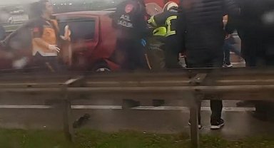 Bursa'da yağışlı havada duramayan kamyon zincirleme kazaya sebep oldu: 4 yaralı