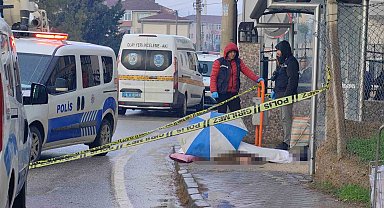 Bursa'da yere düşen adam hayatını kaybetti, cenazeyi şemsiye ile korudular