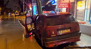 Direksiyon başında kalp krizi geçirdi...Kaza anı kamerada: 3 yaralı