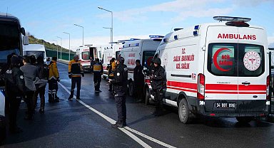 Düzensiz göçmenleri taşıyan otobüsü kazaya karıştı