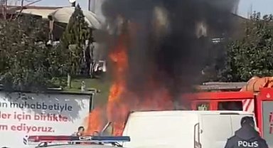 Esenler'de seyir halindeki araç alev aldı