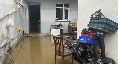 Esenyurt'ta İSKİ'ye ait rögar kapağı patladı: İki evi su bastı