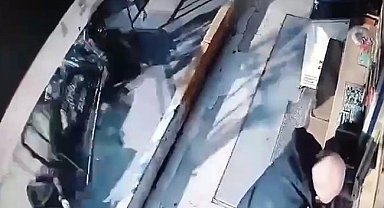 Eyüpsultan'da 2 kişiye böyle çarptı, motosikletini bırakarak kaçtı