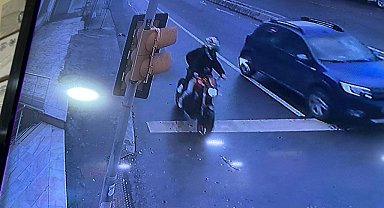 Eyüpsultan'da motosikletli şahıslar, otomobile ateş açtı