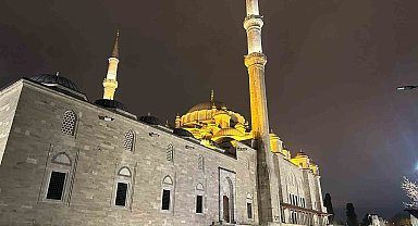 Fatih Camii'nde bıçaklı saldırı: İmam ve bir vatandaşın hayati tehlikesi sürüyor