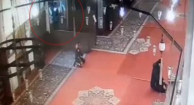 Fatih Camii'ndeki bıçaklı saldırı anı kamerada