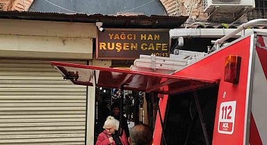 Fatih'te ayakkabı deposunda çıkan yangın paniğe neden oldu