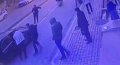 Fatih'te otomobilin motosikletli kurye çarptığı o anlar kamerada