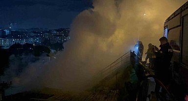 Gaziosmanpaşa'da 2 katlı binada korkutan yangın