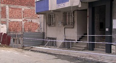 Gaziosmanpaşa'da inşaat temelinde toprak kaydı, 2 bina tahliye edildi