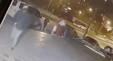 Gaziosmanpaşa'da işyerine silahlı saldırı kamerada: 2 yaralı