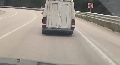 Hafif ticari otomobilinin bagaj kapağını plastik kapı yaptı