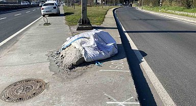 İBB ekiplerinin yol kenarına koyduğu tuz çuvalları yola saçıldı