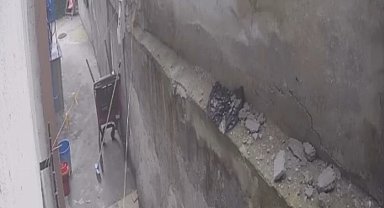 İstanbul'da korku dolu anlar kamerada: Kepçenin vurduğu duvar yerle bir oldu