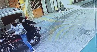 İstanbul'da otele silahlı saldırı kamerada: Seken kurşun yoldan geçen adamı yaraladı