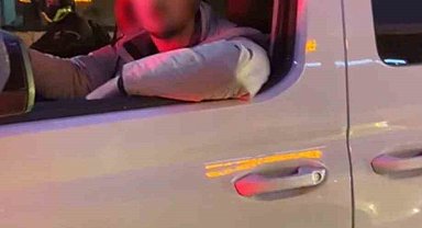 İstanbul'da trafikte iki sürücünün "erkek misin?" kavgası kamerada
