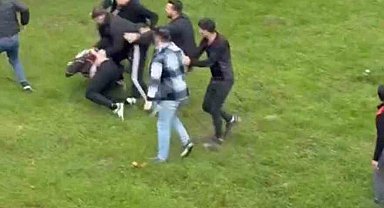 İstanbul'da trafikte tartıştan tarafların yumruklu kavgası kamerada