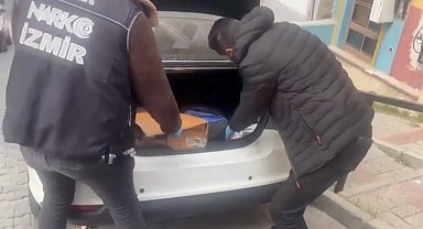 İzmir polisi yeni yılda da zehir tacirlerine göz açtırmıyor