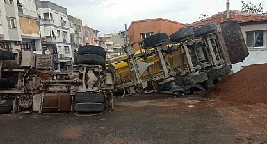 İzmir'de hafriyat kamyonunun devrilme anı kamerada