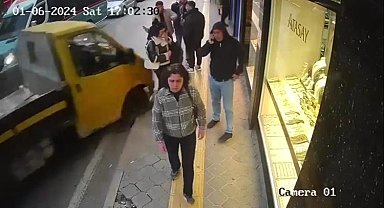 İzmir'de kamyonet yayalara çarpıp iş yerine daldı: 5 yaralı