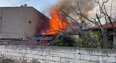 İzmir'de müstakil ev yangını