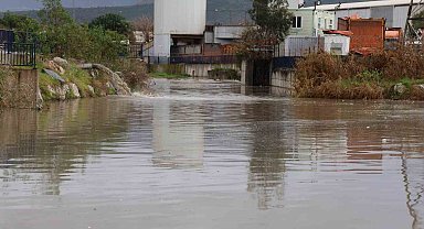 İzmir'de sağanak ve fırtına: Yollar göle döndü, şemsiyeler uçtu