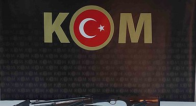 İzmir'de silah tacirinin evine polis baskını