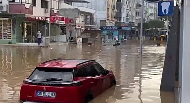 İzmir'i sağanak vurdu: Yollar göle döndü, araçlar suya gömüldü