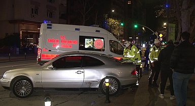 Kadıköy'de 3 aracın karıştığı kazada 2 kişi yaralandı