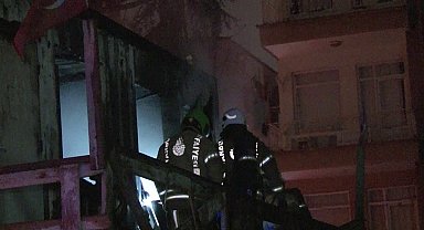 Kadıköy'de inşaat işçilerinin kaldığı konteyner yanarak küle döndü