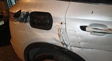 Kağıthane'de kamyon park halindeki araçlara çarparak kaçtı, o anlar kamerada