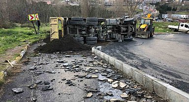 Kağıthane'de kum yüklü kamyon devrildi: 1 yaralı