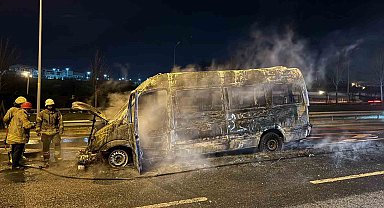Kağıthane'de servis minibüsü yanarak kullanılamaz hale geldi