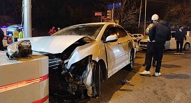 Kartal'da 2 araç kafa kafaya çarpıştı