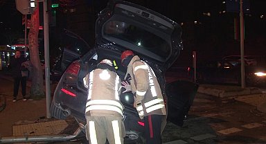 Kartal'da kontrolden çıkan araç trafik levhasına çarptı: 1 yaralı