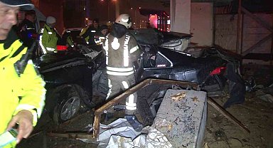 Kartal'da kontrolden çıkan araç üst geçidin direğine çarptı: 1 ölü, 1 ağır yaralı