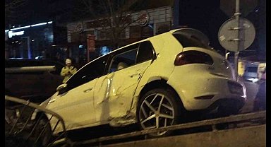 Kartal'da polisten kaçan araç sürücüsü yol kenarındaki otoparka uçtu