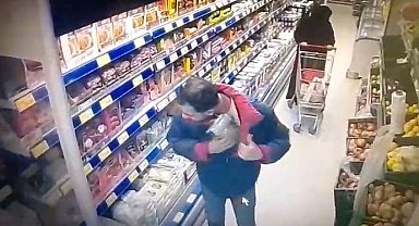 Kavurma ve pastırma çaldı, rahat tavırları kameraya yansıdı