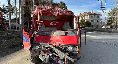 Kemik yüklü kamyon EGO otobüsüne çarptı