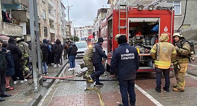 Küçükçekmece'de 6 katlı binada yangın çıktı, 2 kişi dumandan etkilendi