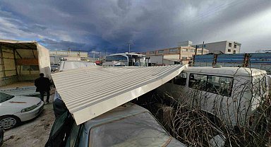 Lodosta uçan fabrika çatısı yediemin otoparkındaki araçlara zarar verdi