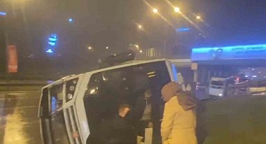 Maltepe'de minibüs yan yattı, vatandaşlar yardıma koştu