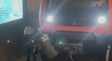Metroda raylara atladı, kendisini arayan güvenliğe 'ölmek istiyorum' dedi