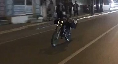 Motosikleti yatarak kullandı, ölümle dans etti