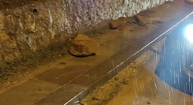 Nallıhan'da yağış sonrası yola düşen kayalar paniğe sebep oldu