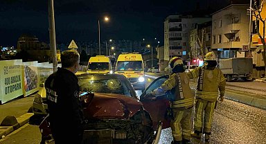 Önce park halindeki tıra, ardından kayarak başka bir otomobile çarptı