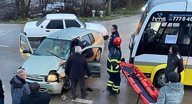 Özel halk minibüsü ile otomobil çarpıştı: 1 yaralı